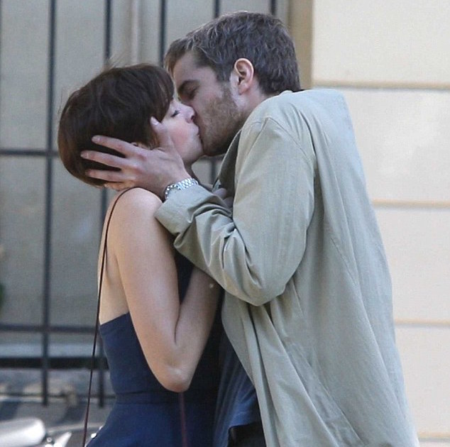 article-1375240-0B7D447D00000578-543_634x653